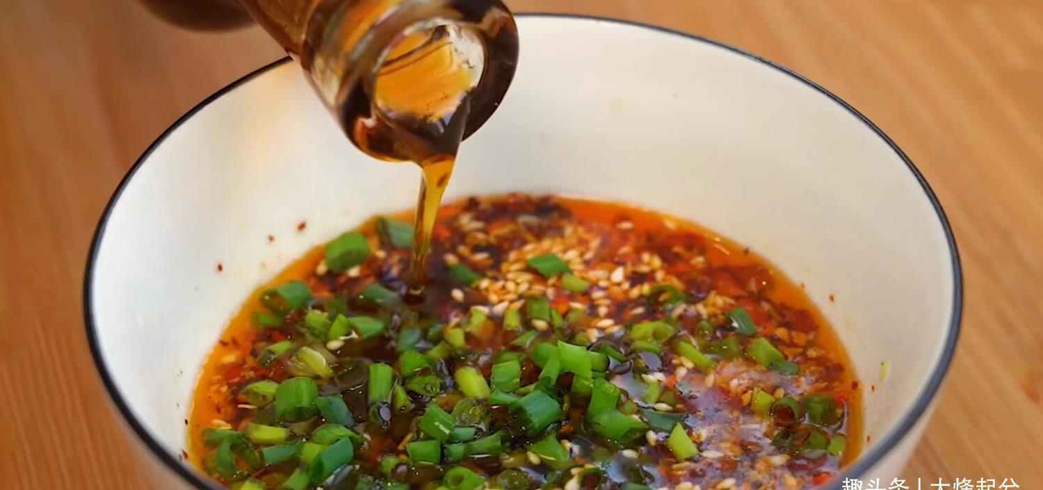 拉面|面条不需要手擀了,教你懒人做法,爽滑又筋道,比拉面还好吃