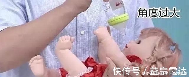 萱爸|“脚扶奶瓶”的喝奶宝宝火了,开发奇葩吃奶姿势,网友骨骼清奇