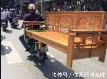 |搞笑GIF:三个可爱姑娘,这烟吹的好给满分!