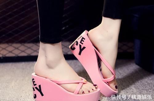 鞋底 女生不趁机选双人字坡跟拖鞋,提升回头率来!