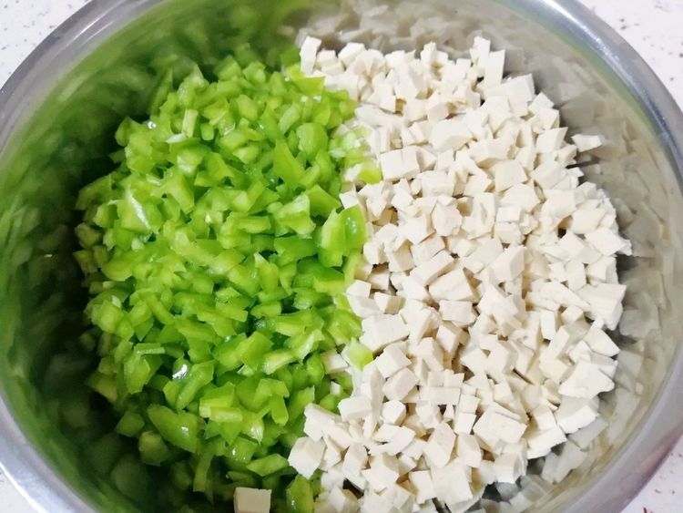 全麦粉做面皮,青椒豆腐做馅料,这样的包子味道太赞了