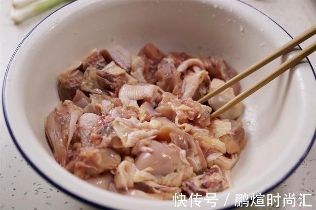 生炒鸡|小时候常吃的“生炒鸡”会做了！省事好吃，鸡肉里外都香，吃不够
