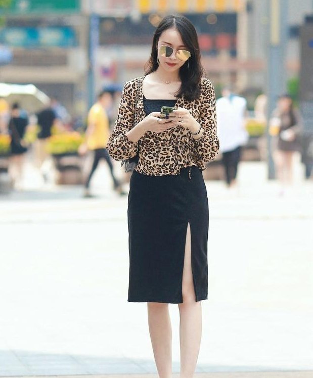 连衣裙的打扮显瘦更立体，带来强烈的潮流感，营造女性魅力