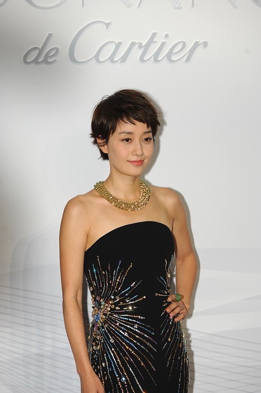 露肤|马伊琍生图也很有女人味, 穿黑裙配“放射状”亮面, 高级又时髦