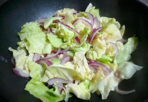 洋葱和它是绝配，每天炒一盘，简单易学，软化血管，不懂太可惜