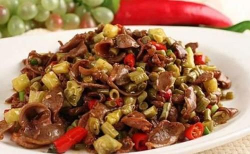 美食推荐：麻辣鸡爪，爆炒鸡杂，大葱爆羊肉，小炒顺风耳的做法