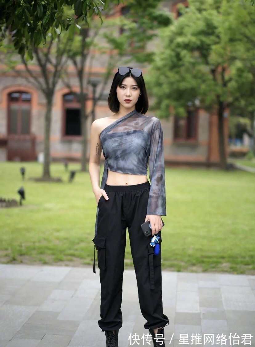 穿搭 裤子下面少穿“凉鞋”,现在流行这样穿,时髦又显高,适合小个子