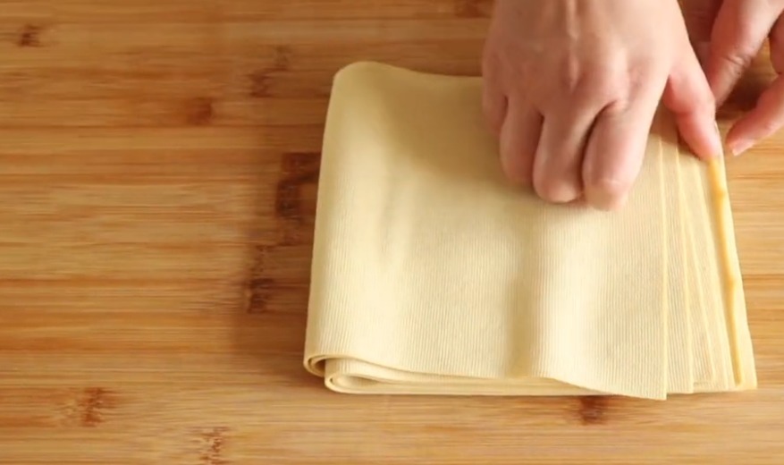 干豆腐又一个神奇的做法,只要放到盐水里泡一泡,个个鼓大泡