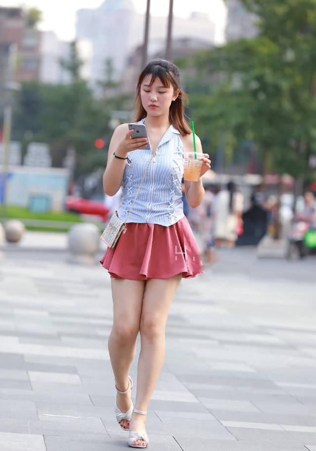 街拍美女脸蛋婴儿肥的美女,匀称柔美比骨感美的女生更具有魅力