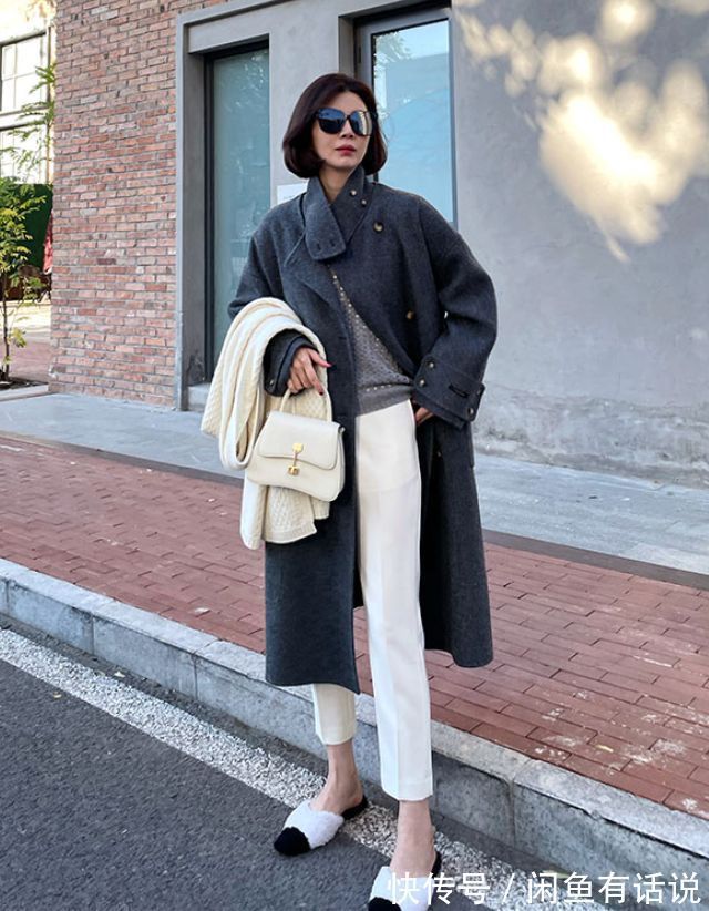 小脚|女人上了年纪,穿大衣别学小姑娘配裙子,搭这4种裤子时髦又保暖