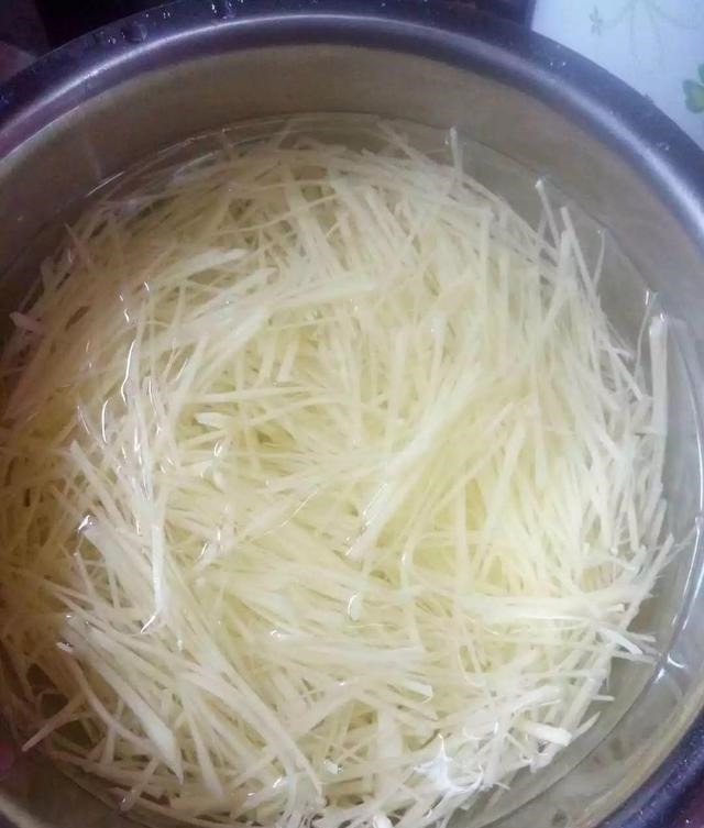 炒土豆丝|张大爷养花,一年四季用“2种水”浇花,土壤疏松肥沃、养啥都旺