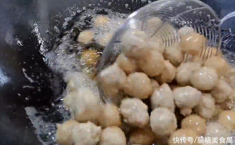 炸丸子，最忌直接加盐和淀粉，诀窍告诉你，金黄酥脆放凉不回软
