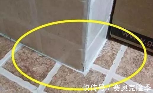 瓷砖|工人在卫生间贴瓷砖留了一排空，一开始以为偷工，后来才明白好处