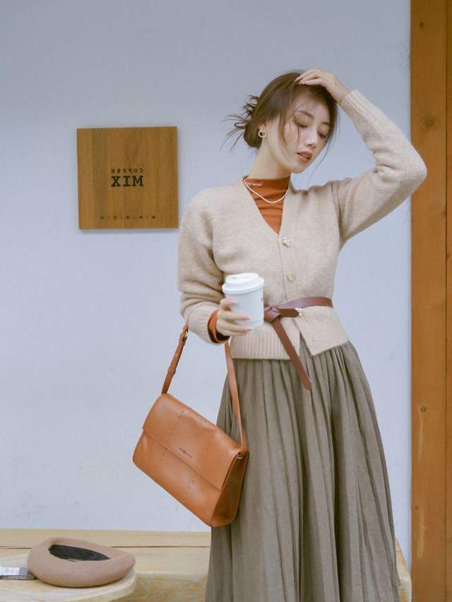 半身裙|女生博主秋冬穿搭指南,针织开衫搭配百褶半身裙,高贵优雅又温柔