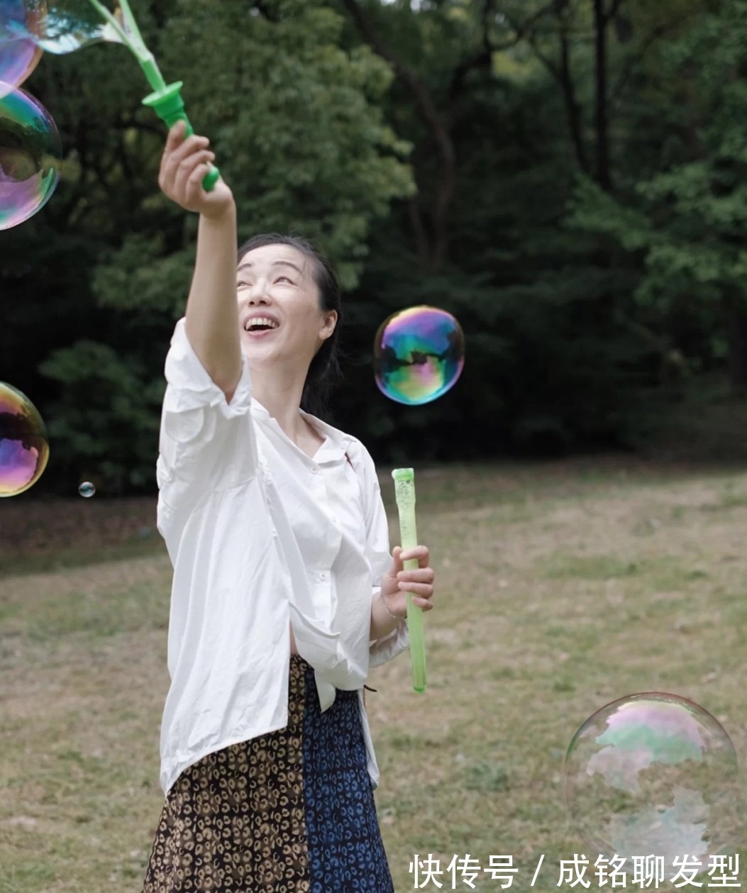 技巧|50岁女人如何穿出时尚减龄?借鉴这三个搭配技巧,优雅端庄又大气