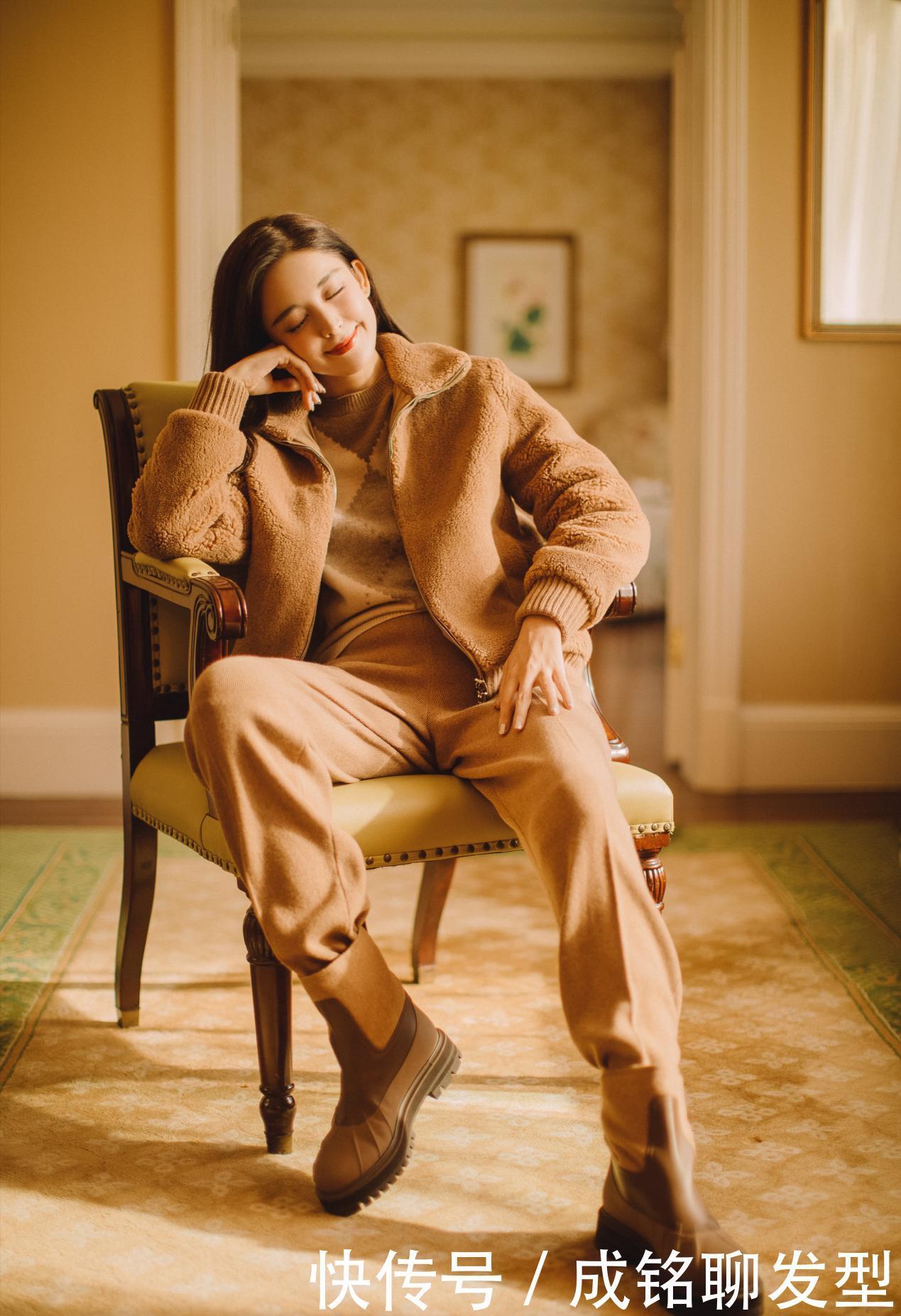 娜扎颜值真能打!羊羔毛外套配毛衣简单不是高级感,难掩时尚气质