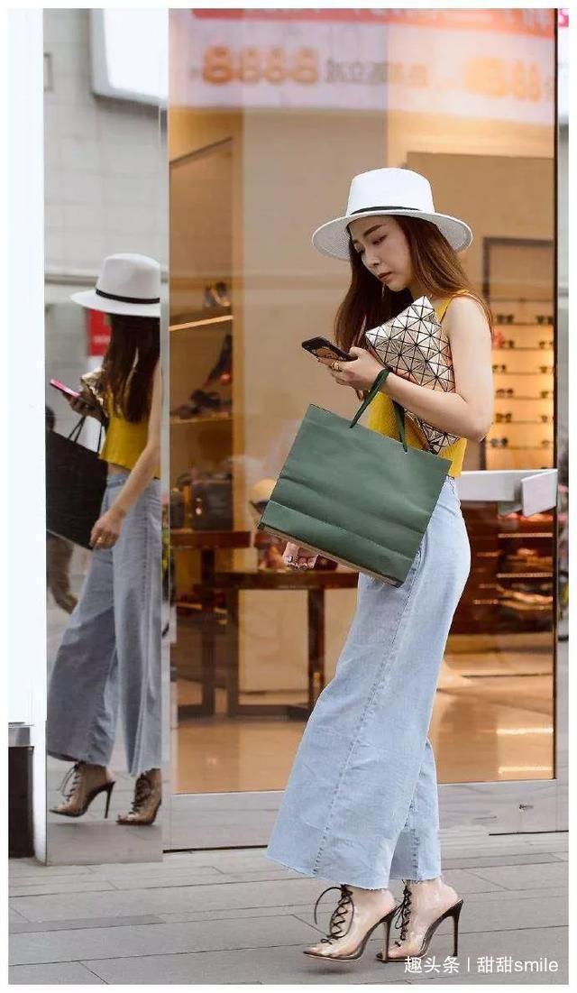 小背心 小姐姐脚上搭配了一双黑色尖头的高跟鞋，展现出十分高挑的既视感