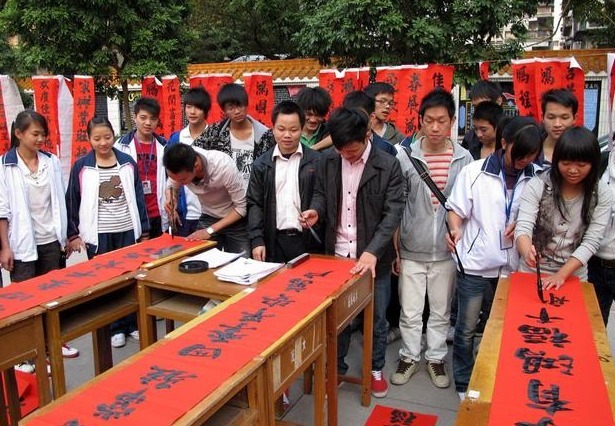 亿万富翁#火葬场门口一副对联上联“早来晚来都得来”,下联让人拍案叫绝