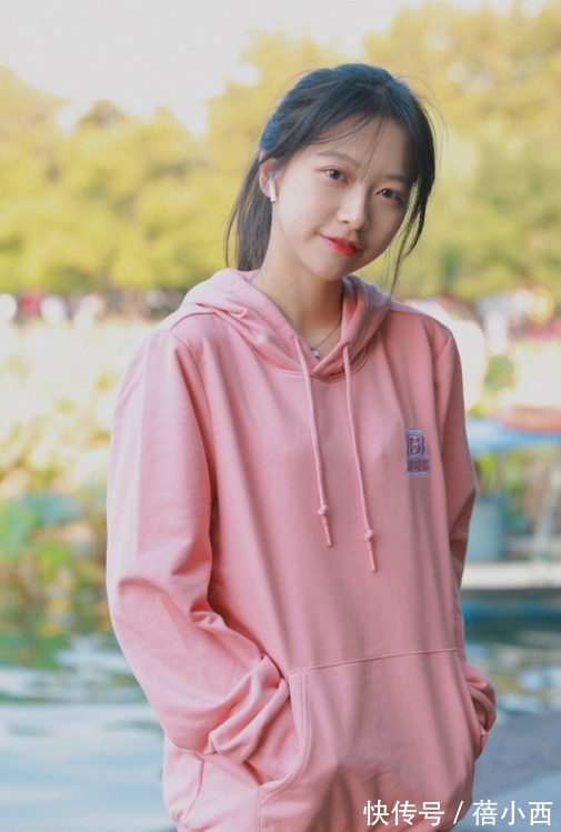 休闲 卫衣不知道怎么穿?试试经典的浅粉色,少女感很强,出街也美美哒