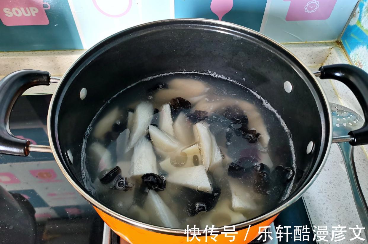 一家3口人的午餐，只有一菜一汤，丈夫孩子却说太满意了