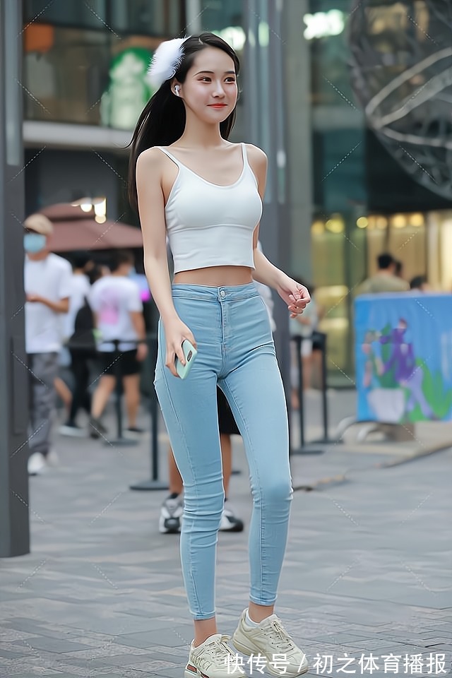 气儿 浅蓝色牛仔裤搭配白色短款上衣，穿搭清纯时尚，少女气息十足