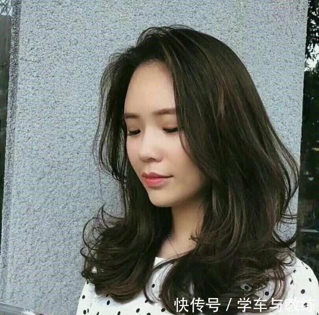 卷发 不喜欢短发的中年女人,为啥不试试这三种发型呢好打理又显年轻!