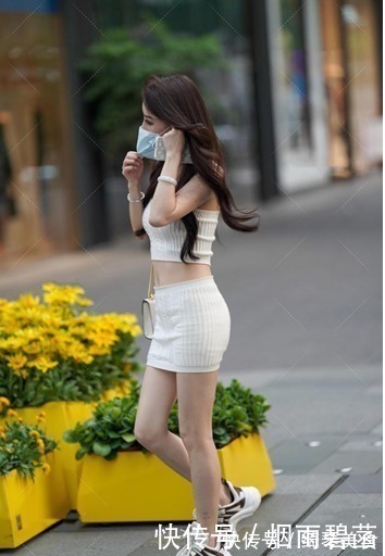 包臀裙|小姐姐穿白色针织裙展现运动风,小包包搭配运动鞋穿出少女感