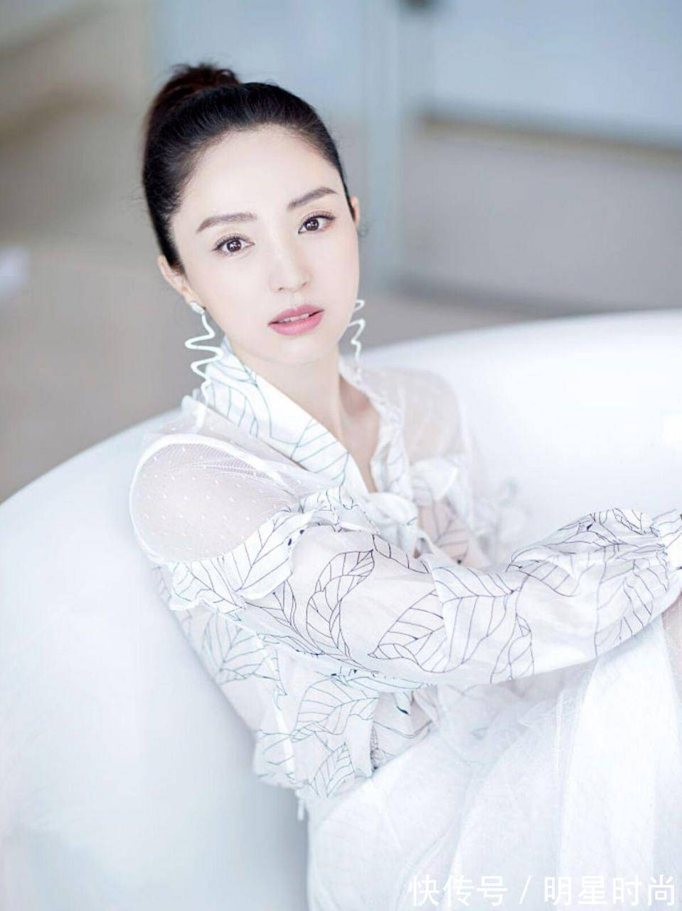 衬衫 身穿一件印花设计的白色衬衫搭配白色半身裙,温柔又时髦