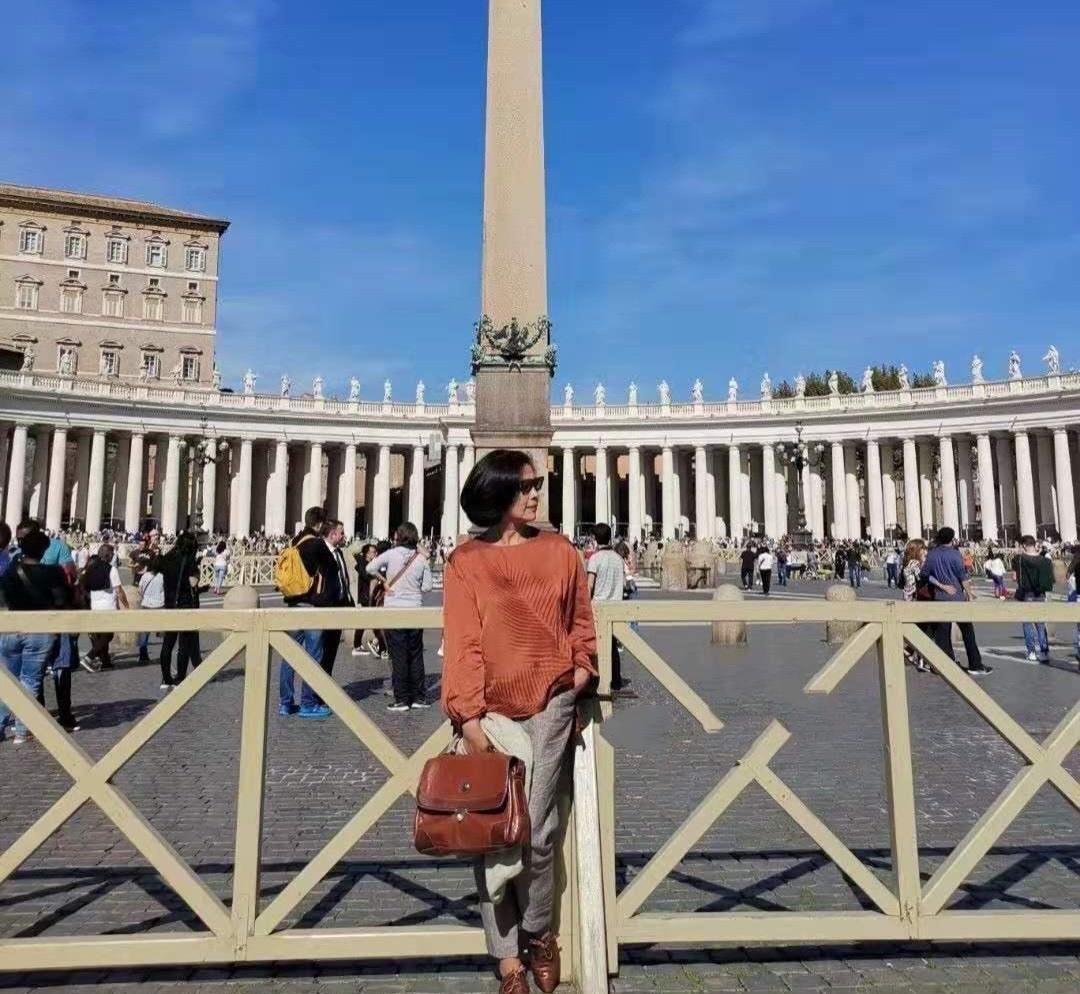 开春不穿裙子还可以穿什么？九分裤 平底鞋，六十岁女人穿好时髦