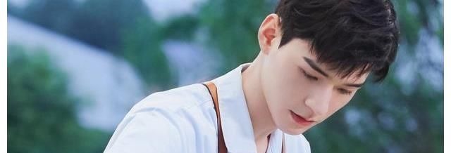 龚俊大厨上线!在中餐厅做麻辣龙虾,吃完被辣的表情管理都顾不上