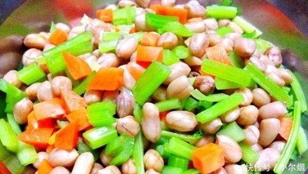 水煮花生都放什么调料怎么做才好吃30年大厨“手把手”教你