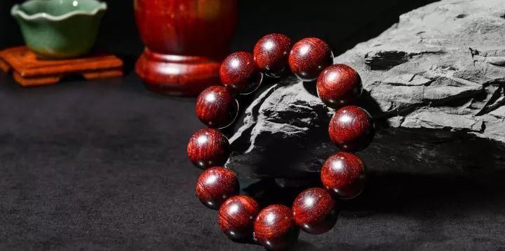  手串|在你穿上秋裤的同时，手串应该怎么办？