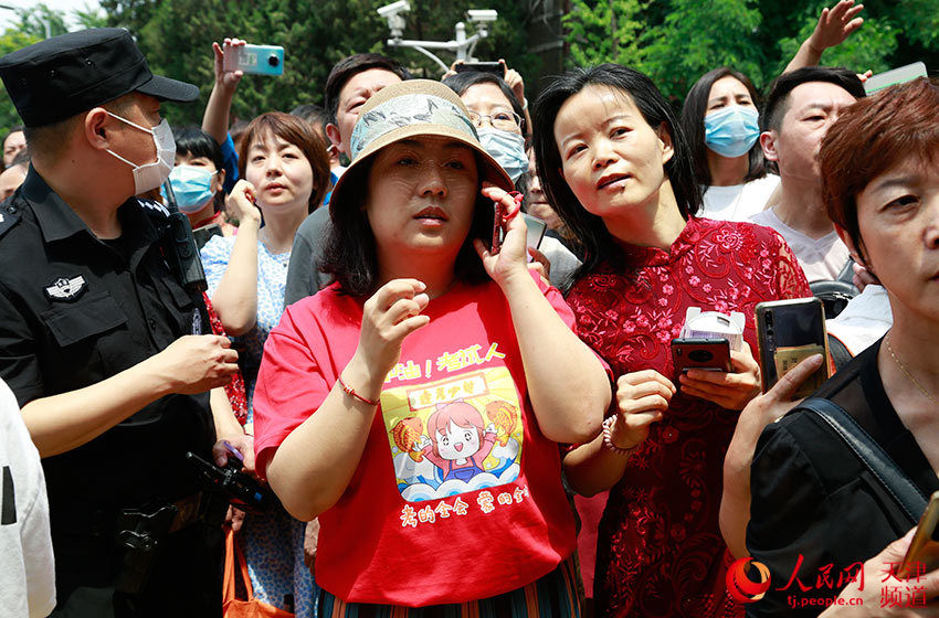 好成绩|高考首场考试结束 家长期待学子考出好成绩