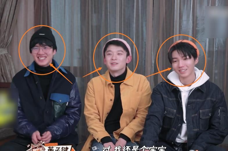 王俊凯刘昊然泡温泉，起身来不及披毛巾，暴露男明星真实身材管理