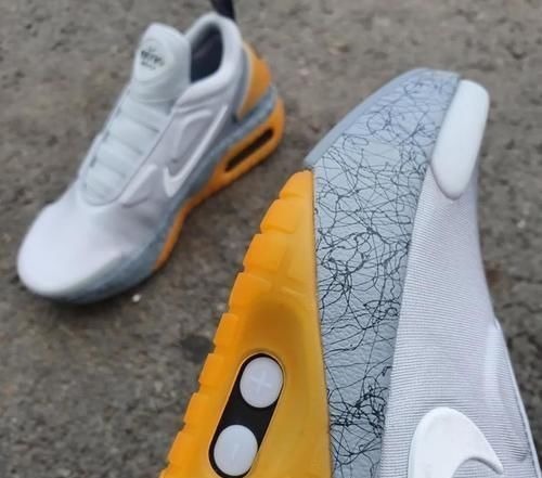 低帮版NikeMAG 简直就是低帮版NikeMAG全新自动系带还有新配色