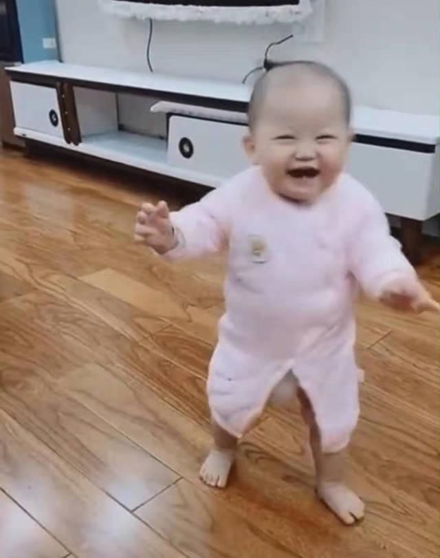 宝宝|宝宝爬着爬着突然学会走路，把自己高兴坏了，网友迈出人生第一步，值得乐