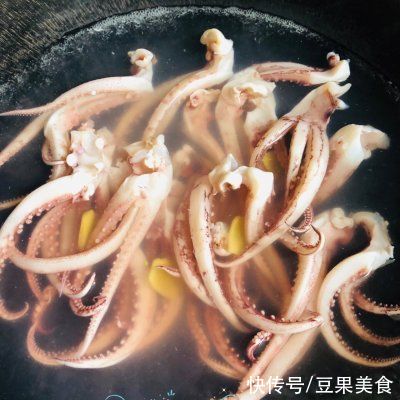 好吃|黑椒香辣鱿鱼须这样做也太好吃了，每天下饭都靠它