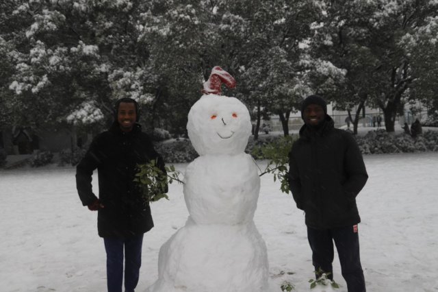 长沙|长沙非洲留学生第一次见到这么大的雪：太冻人了，老家现在有30℃