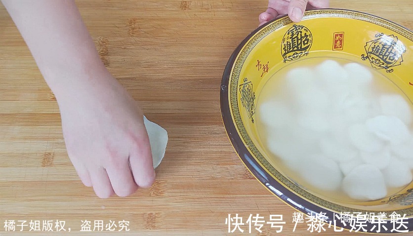 西红柿|面片新做法,根本不用擀面,一扯一拉就做好,鲜美可口太过瘾了