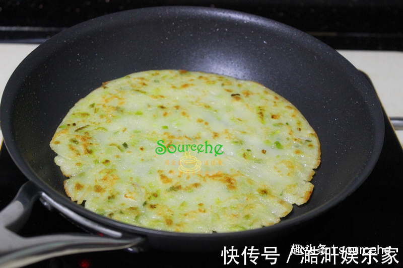 平底锅|此面食不用揉面，煎得香喷喷，外焦里软，一口一块，停不下来