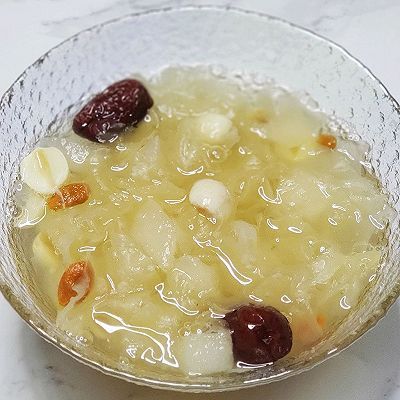  银耳莲子雪梨羹