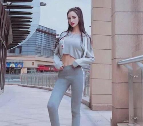 身材窈窕的打底裤小姐姐,散发甜美气质,很有吸引力!