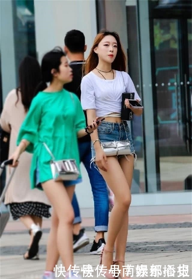 有气质|街拍美女:牛仔热裤身材高挑的妹纸,性感穿搭显得她格外的有气质