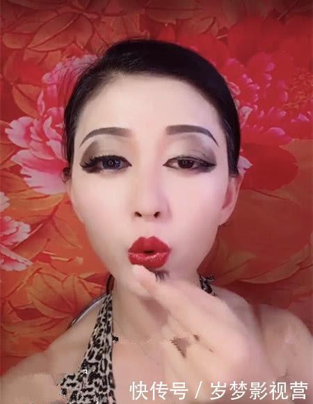 女子卸妆像是换个人,原来鼻子下巴都是假的,网友:美女秒变大妈!