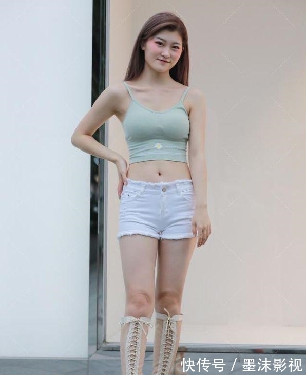 可爱 美女小背心搭毛茸茸短裤,超可爱超性感的小清新穿搭