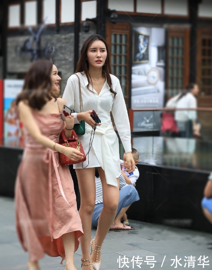 街拍:身高提升气质,穿上细跟高跟鞋,气场就是不一样!