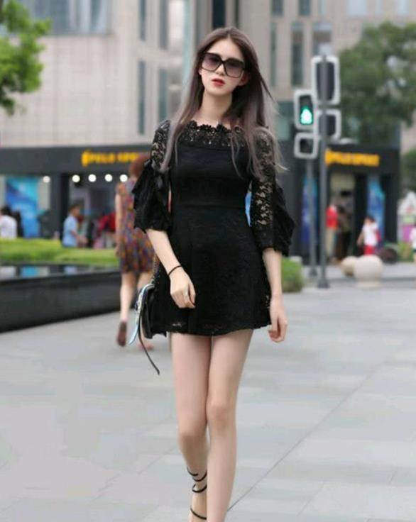 街拍:环肥燕瘦的小姐姐,身穿黑色连衣裙,时尚魅力风采