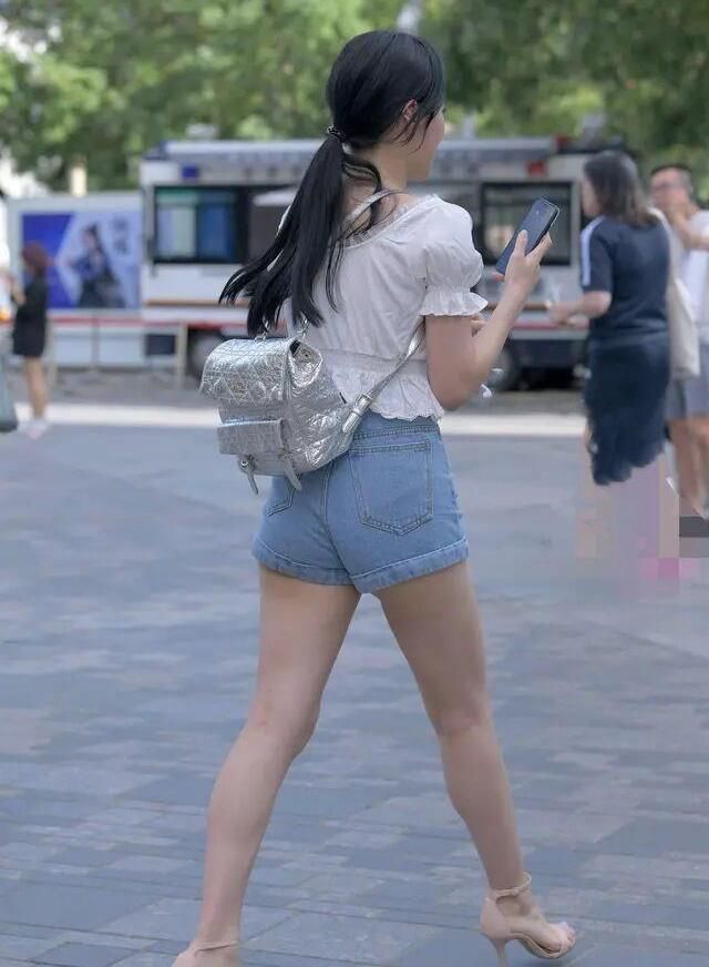 可别小瞧了T恤短裤,虽然已经“烂大街”,但依旧时髦又显瘦