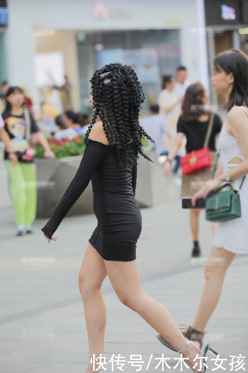 包臀裙|时髦女生的个性穿搭，黑色一字肩包臀裙，配拉风的发型，洋气十足
