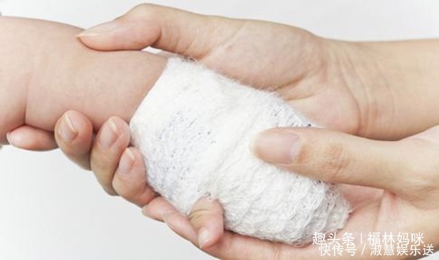 宝宝|男孩手指卡在小洞里，消防员赶来切割，为啥孩子都喜欢扣小孔